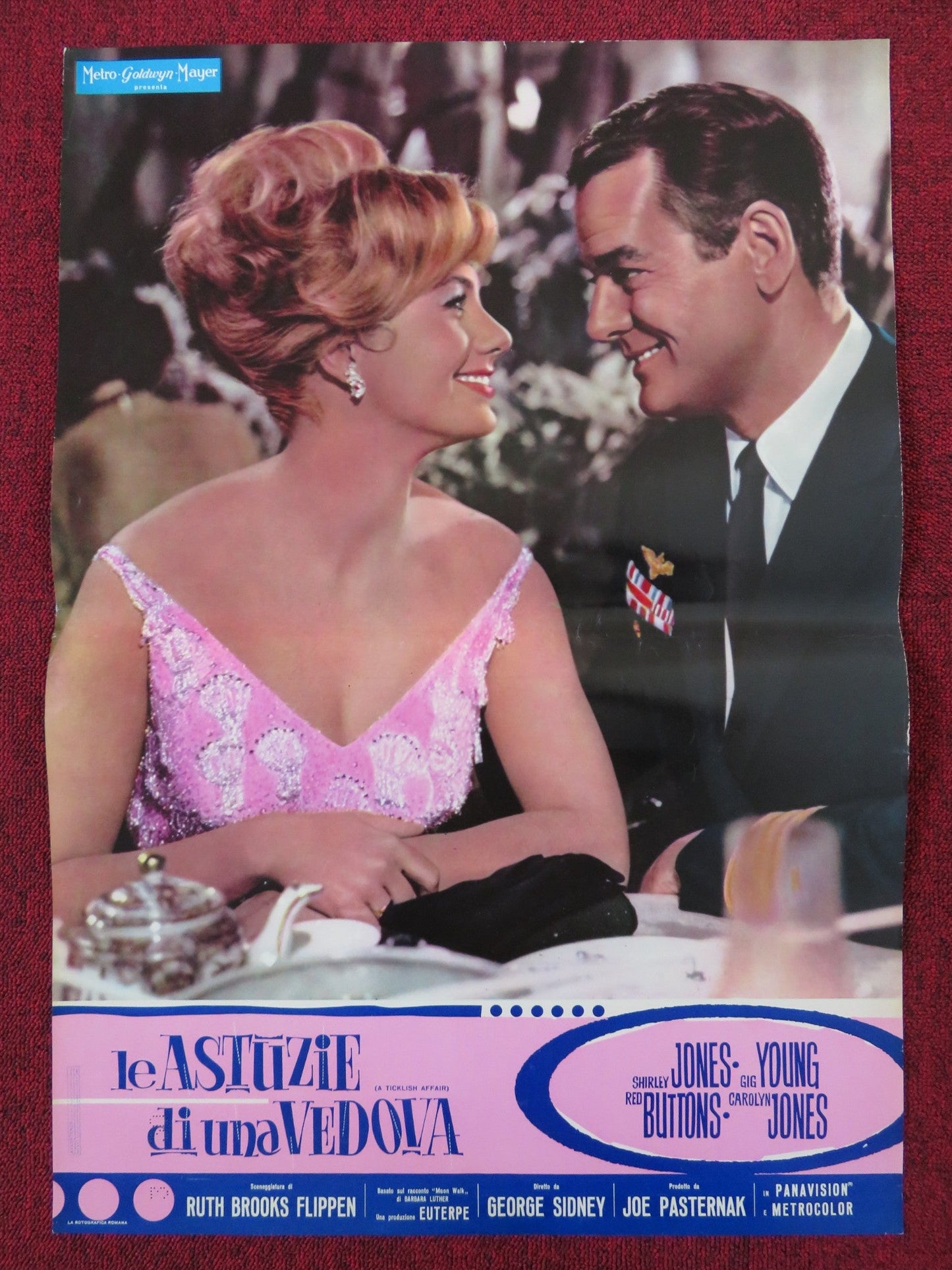 A TICKLISH AFFAIR - D ITALIAN FOTOBUSTA POSTER SHIRLEY JONES GIG YOUNG 1963 - Rendezvous Cinema