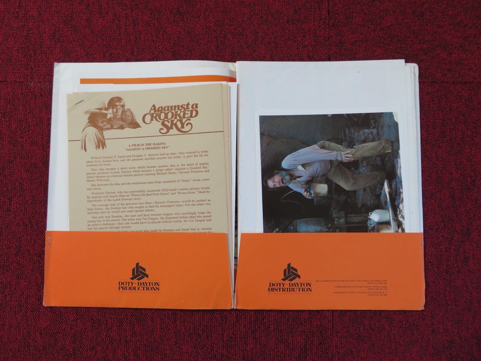 AGAINST A CROOKED SKY PRESSKIT DOTY - DAYTON PRODUCTIONS RICHARD BOONE 1975 - Rendezvous Cinema