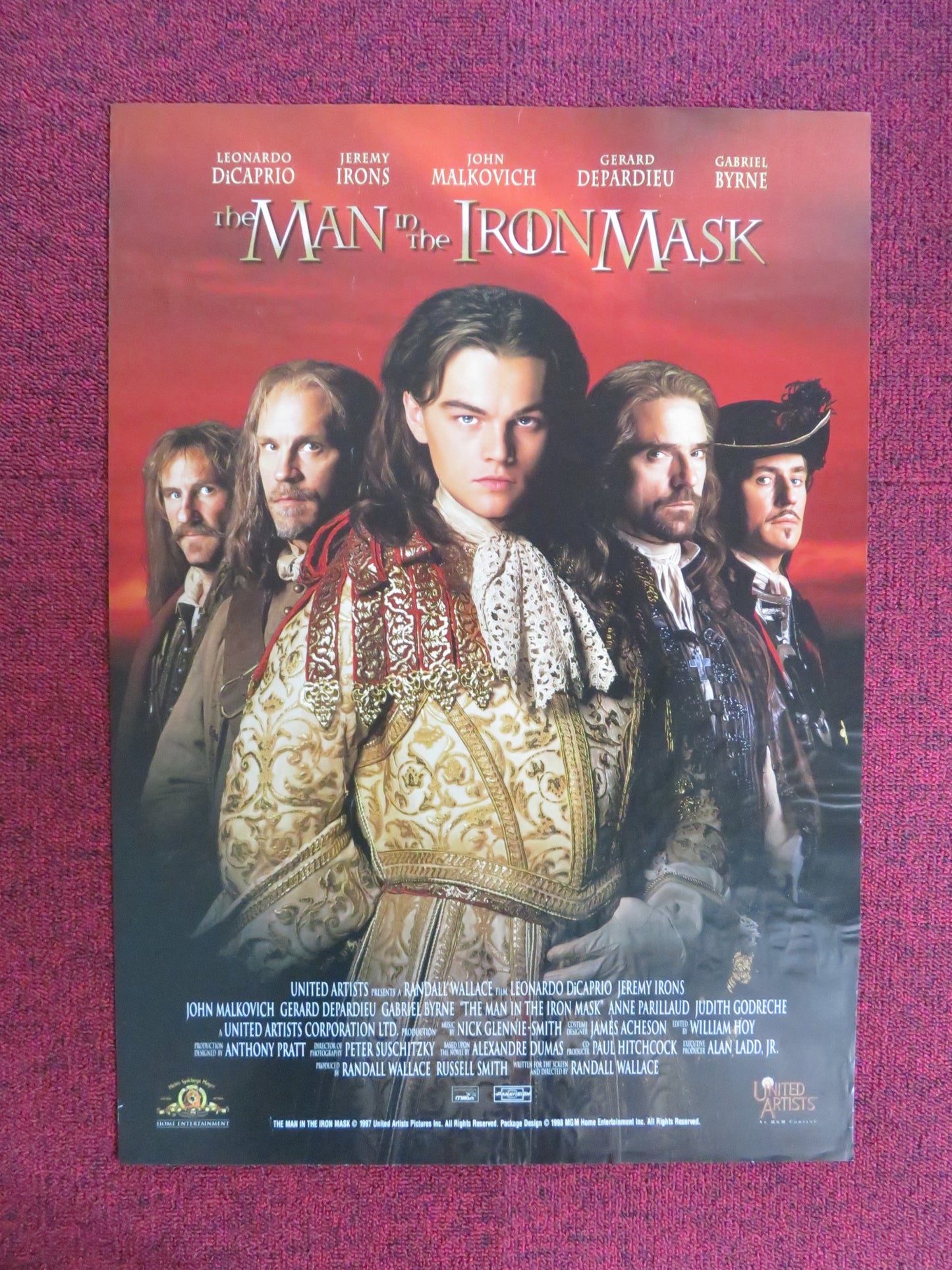 THE MAN IN THE IRON MASK VHS VIDEO POSTER LEONARDO DICAPRIO JEREMY IRONS 1998