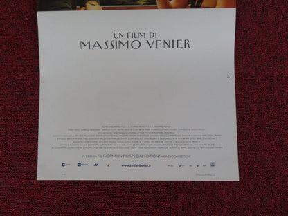 IL GIORNO IN PIU / one day more ITALIAN LOCANDINA (27"x12.5") POSTER 2011