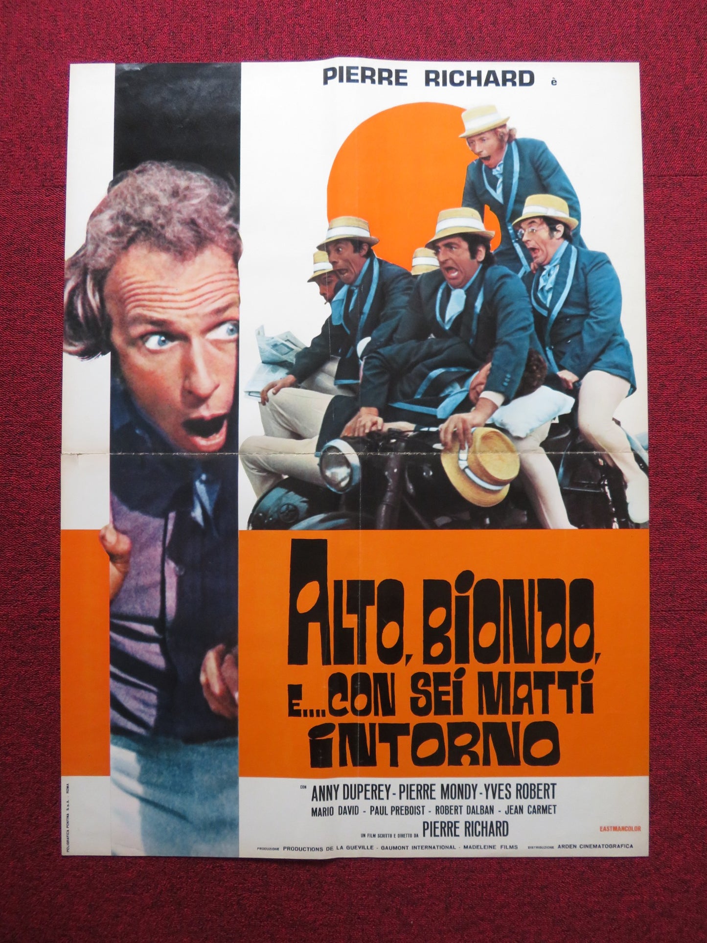 ALTO, BIONDA, E...CON SEI MATTI INTORNO ITALIAN FOGLIO POSTER P. RICHARD 1972