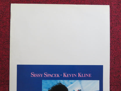 VIOLETS ARE BLUE...  ITALIAN LOCANDINA POSTER SISSY SPACEK KEVIN KLINE 1986