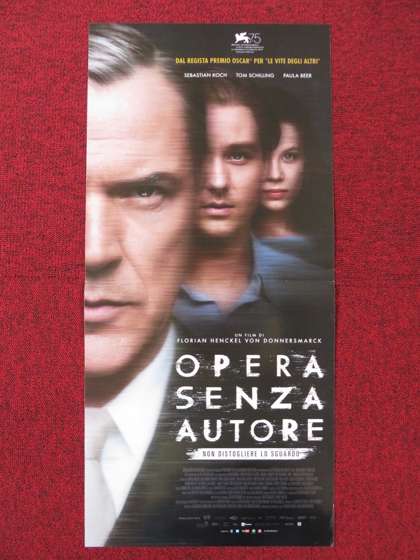 NEVER LOOK AWAY ITALIAN LOCANDINA POSTER SEBASTIAN KOCH TOM SCHILLING 2018