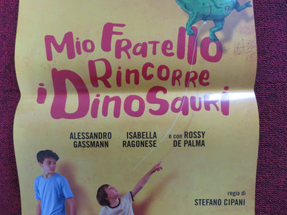 MIO FRATELLO RINCORRE I DINOSAURI ITALIAN LOCANDINA POSTER A. GASSMANN 2019