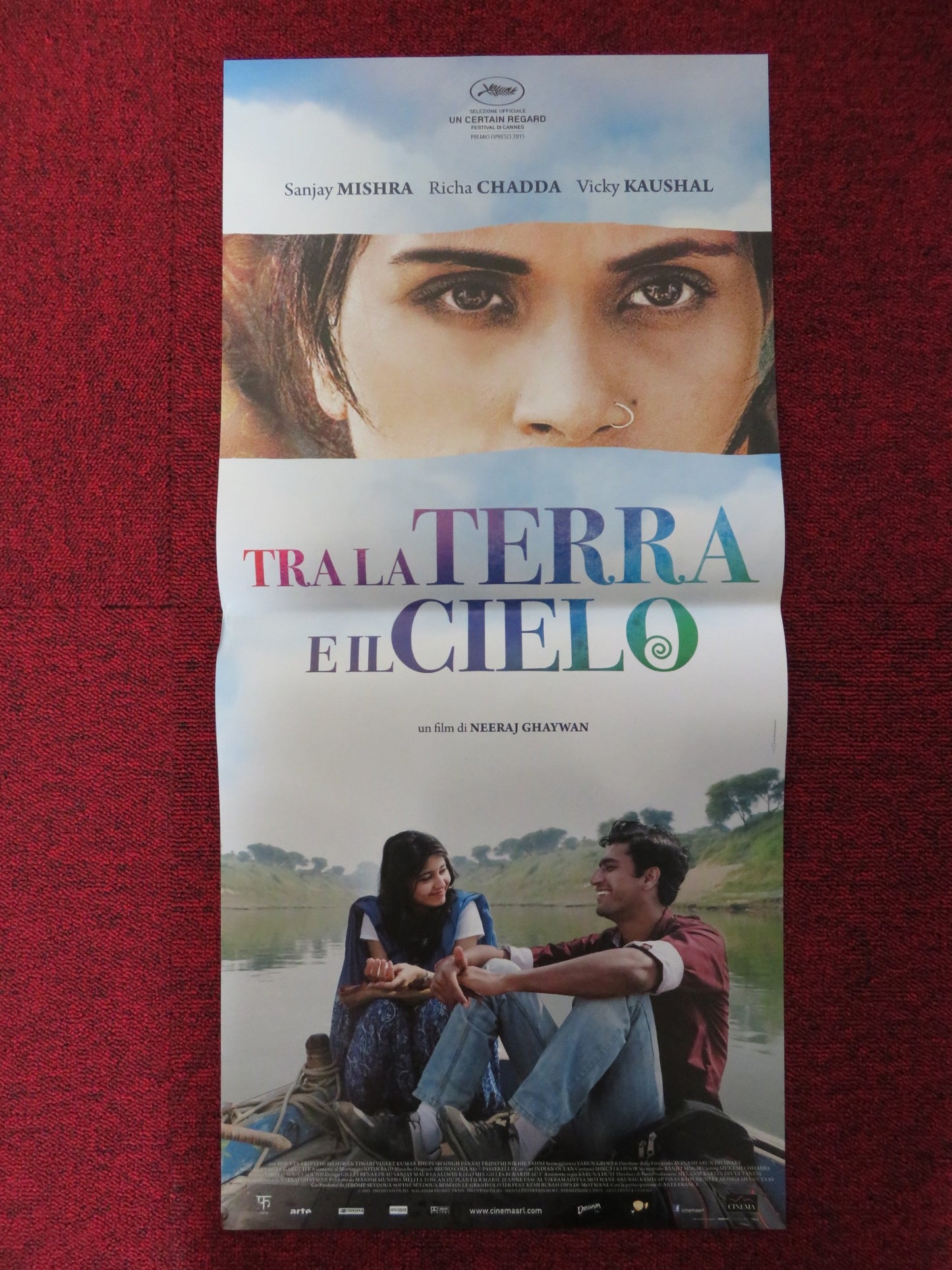 TRALA TERRA E IL CIELO ITALIAN LOCANDINA POSTER SANJAY MISHRA RICHA CHADDA 2015